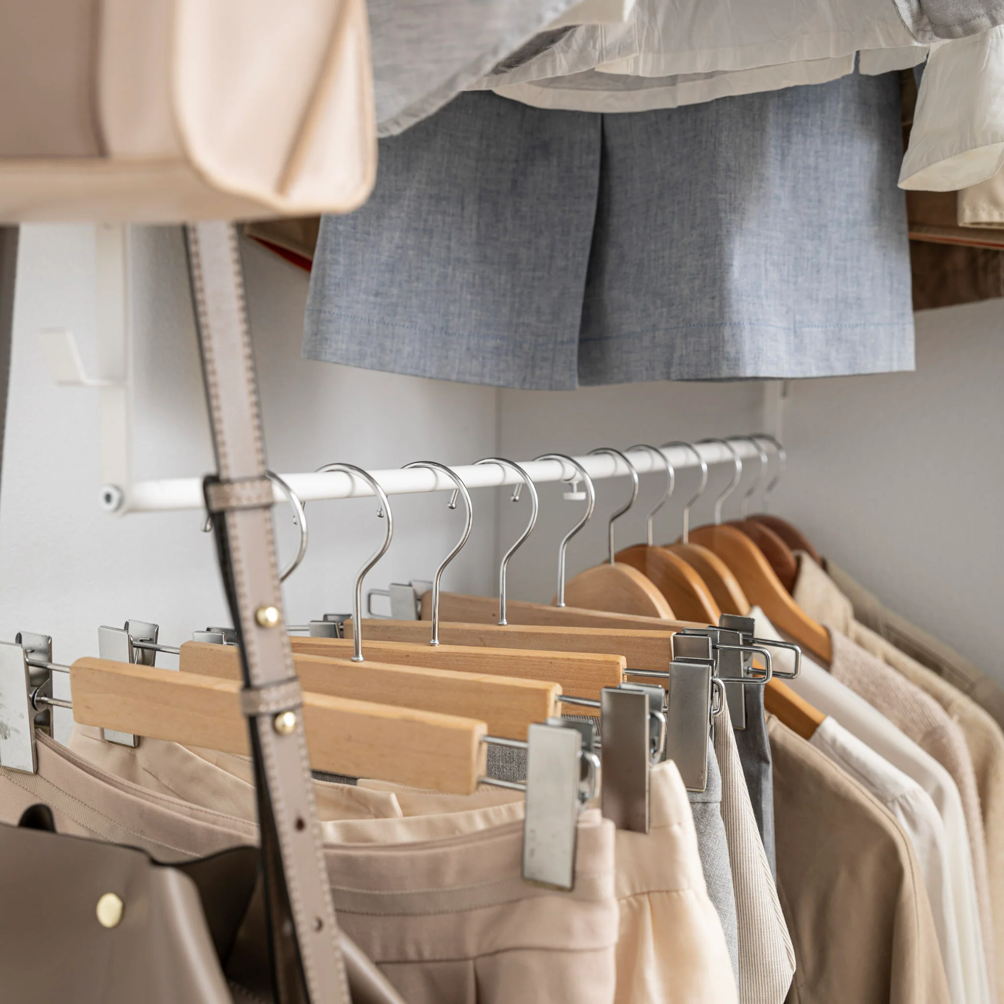 2-Tiered Extendable Closet Rack - Image 7