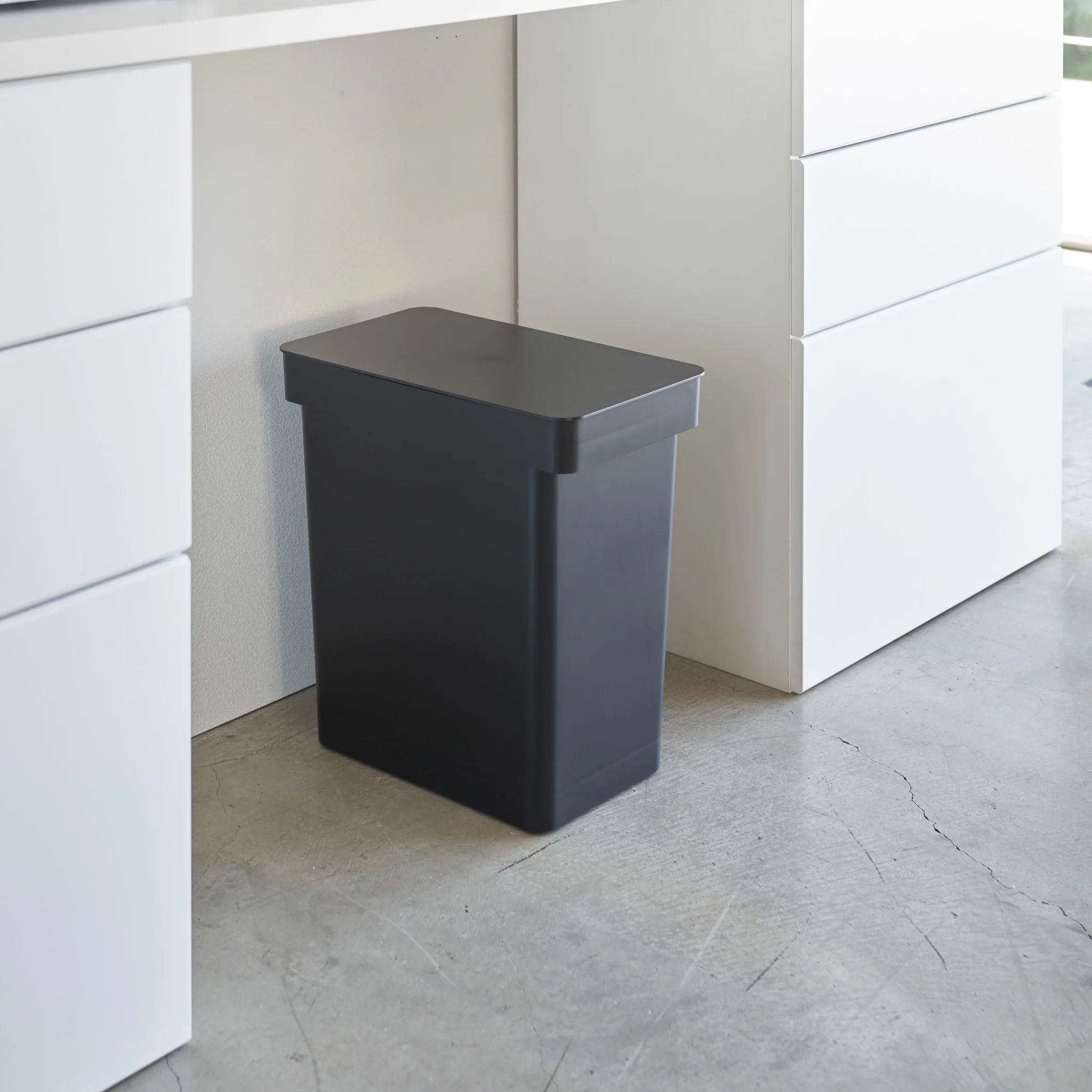 Airtight Trash Can with Casters - Image 10