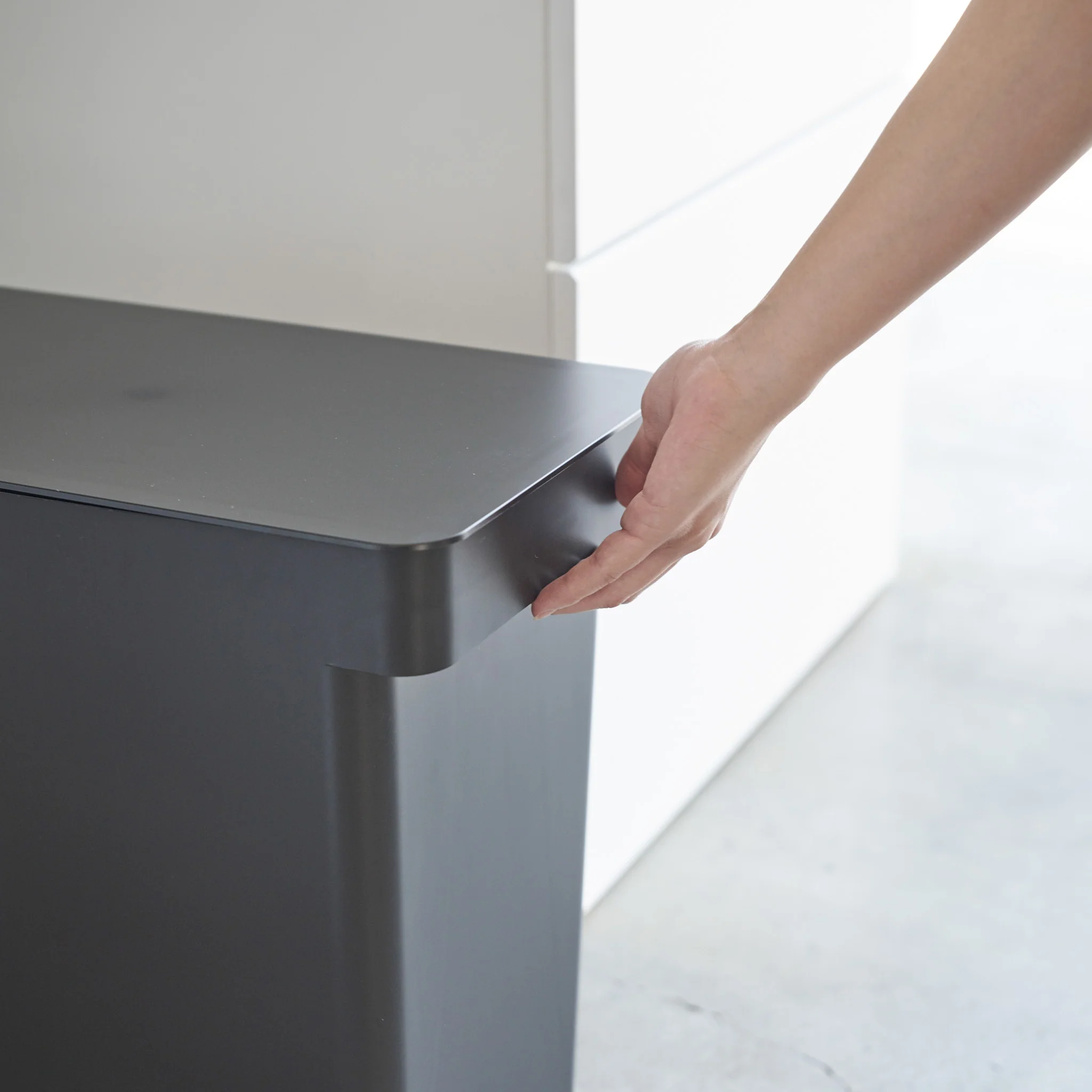 Airtight Trash Can with Casters - Image 14