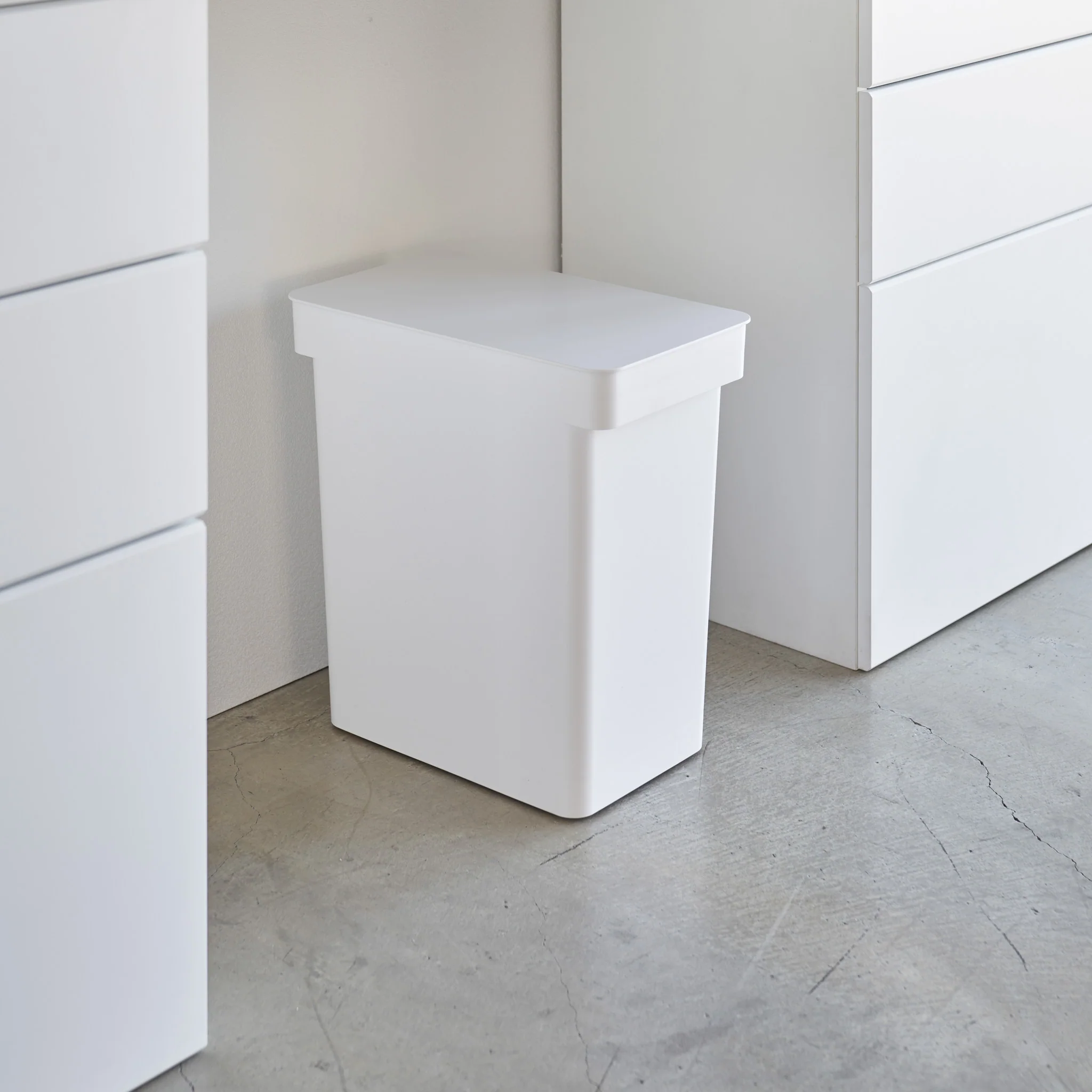 Airtight Trash Can with Casters - Image 2