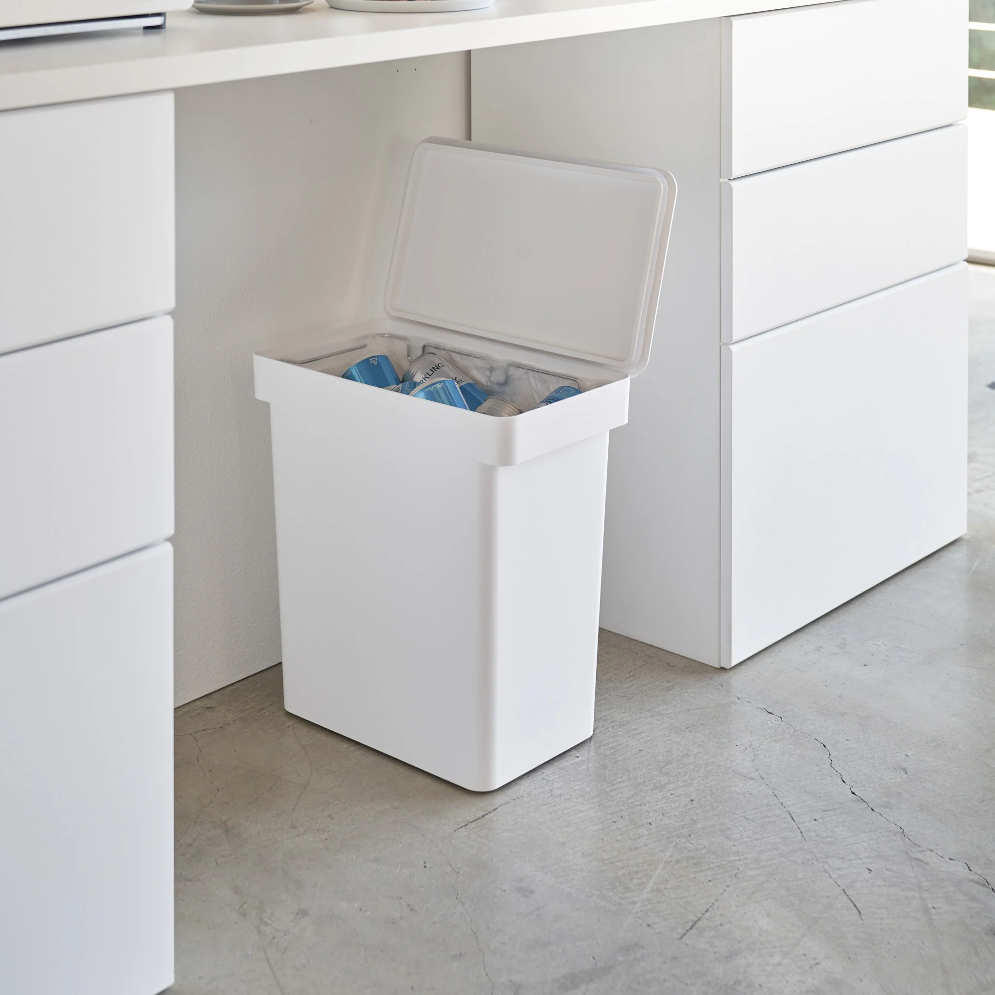 Airtight Trash Can with Casters - Image 3