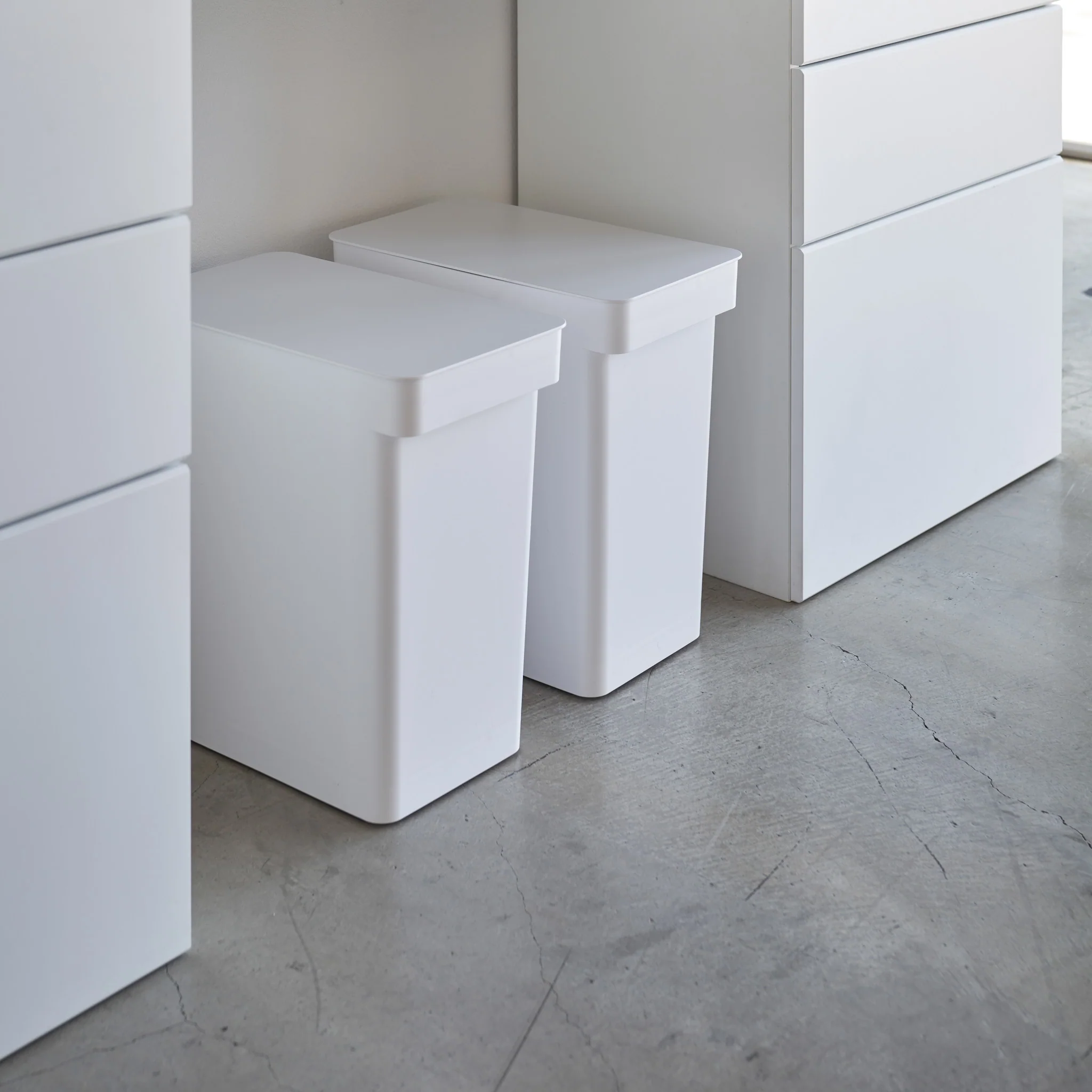 Airtight Trash Can with Casters - Image 4