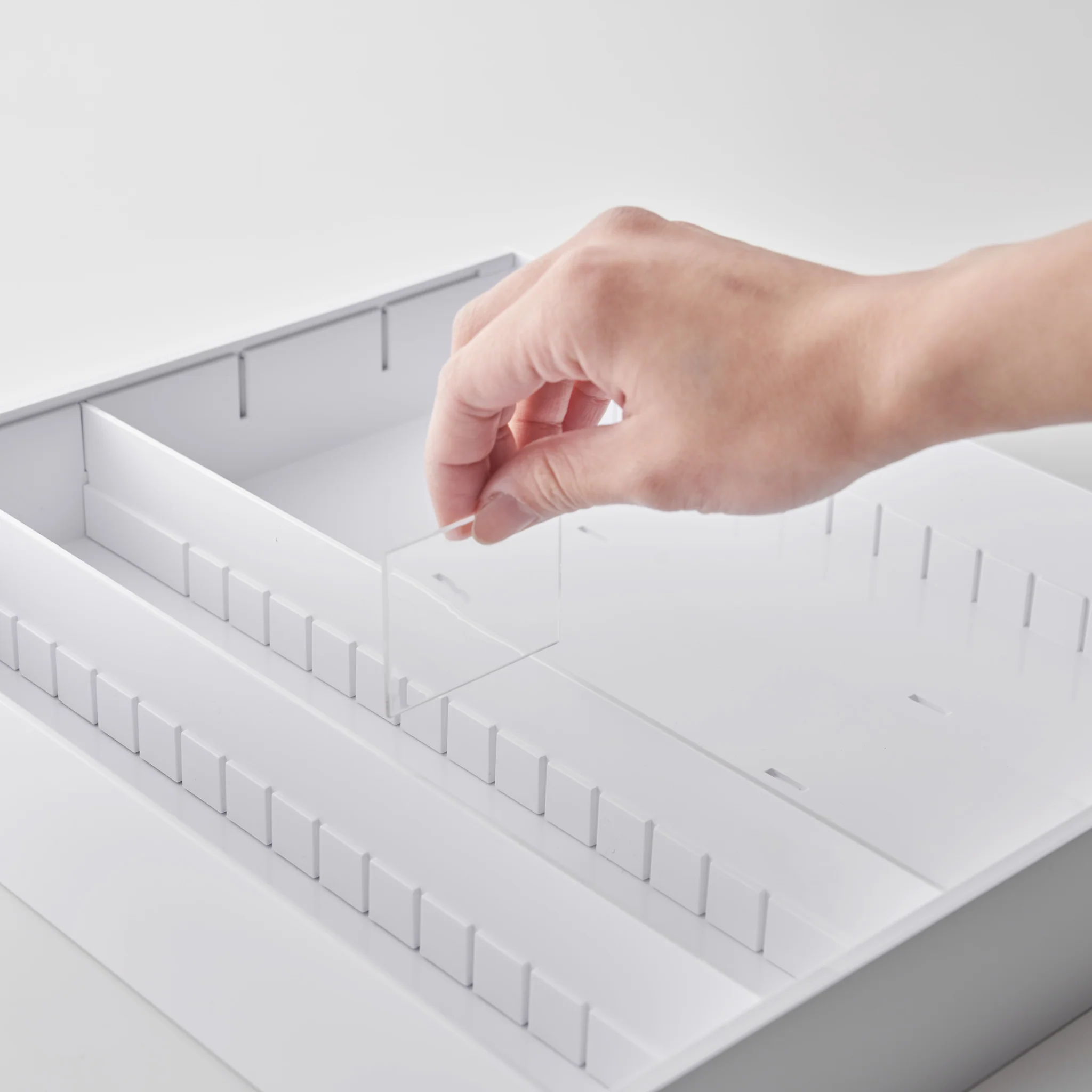Extendable Cutlery Tray with Angled Compartments - Image 6