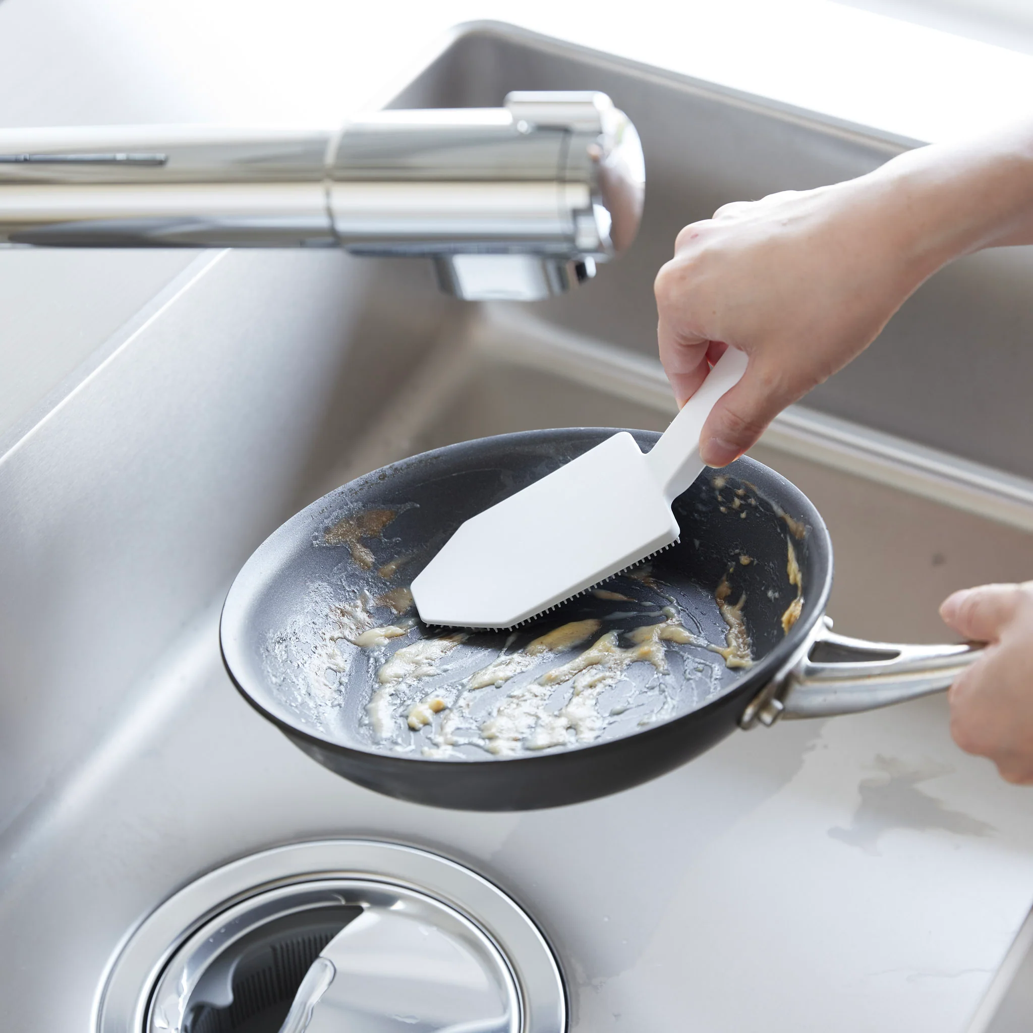 Magnetic Silicone Sponge with Handle - Image 3